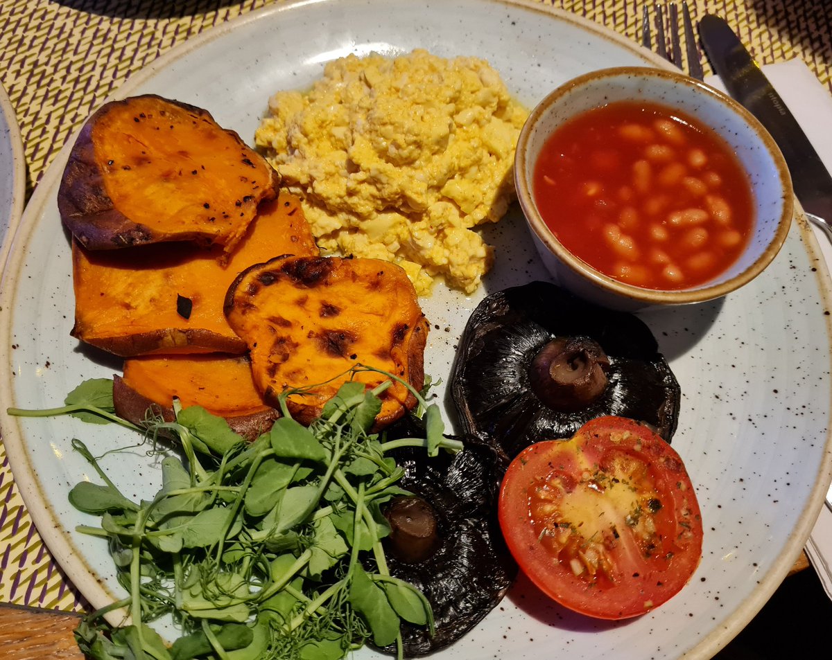 6milesup's tweet photo. Shout out to #Wondertree restaurant airside @Gatwick_Airport for their vegan options on the menu. This is one of their breakfasts 💚 lovely staff there too #vegan #veganfood #Gatwick https://t.co/Y3EjSfPaix