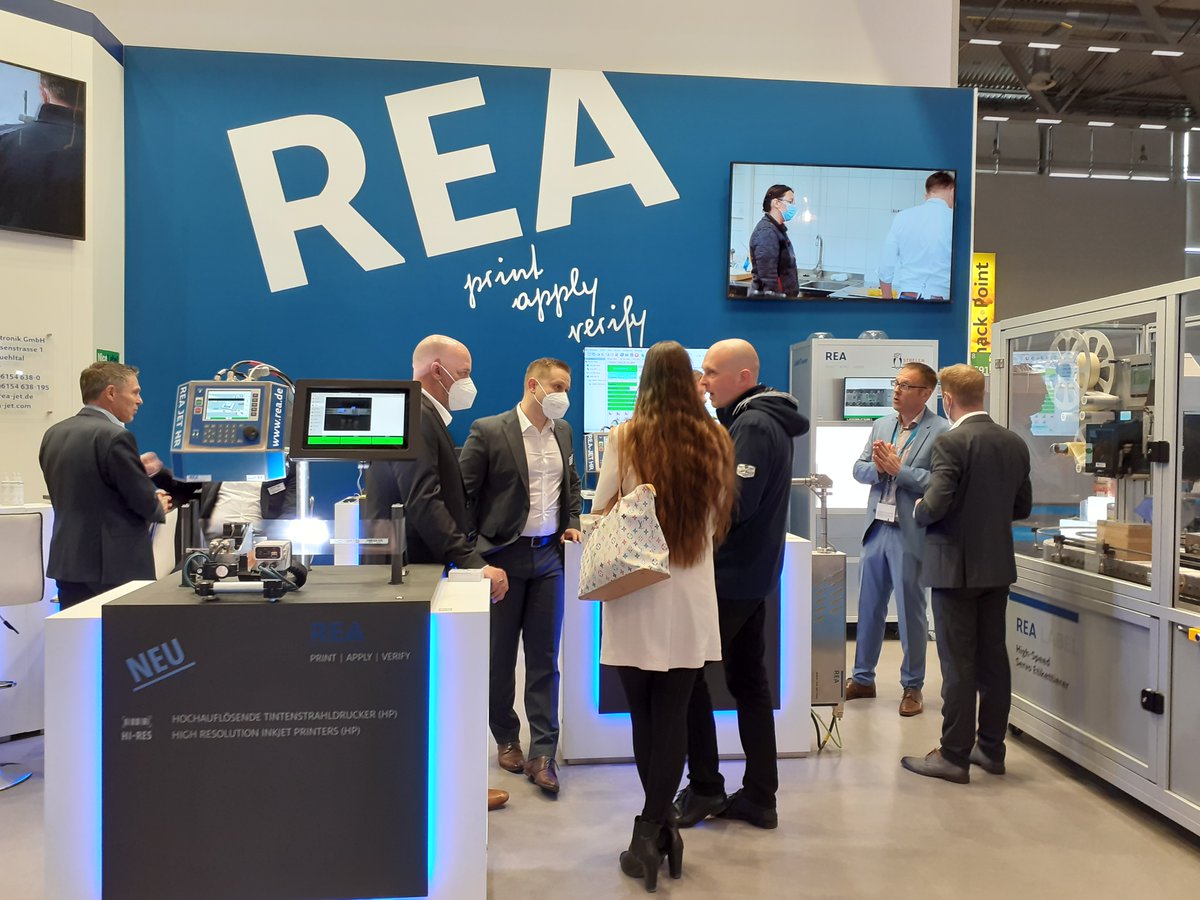 REA_JET's tweet photo. Endlich wieder Messe! Endlich wieder @anugafoodtec!
Die Messehallen haben sich heute geöffnet!
Alle #REA Innovationen sehen Sie, vom 26.-29.04.22, auf unserem Messestand: Halle 8.1, Stand C-091. Die gesamte Mannschaft freut sich auf Sie!
#REAGlobal #PrintApplyVerify https://t.co/KhA5F681J2