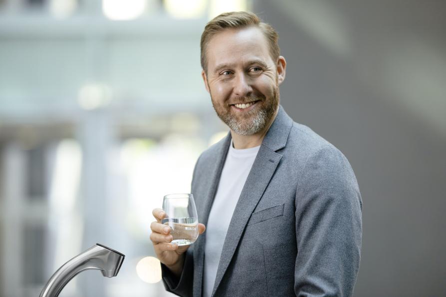 BRITAPRO's tweet photo. What’s next for water cooler moments? Join BRITA VIVREAU, @Martin_Read, Editor of @Facilitate_Mag and a panel of experts on 9th May (12pm BST), to discuss the role of physical office space in powering productivity and building company culture. Register: https://t.co/C8qWkYTKz9 https://t.co/jvGwQQncVT