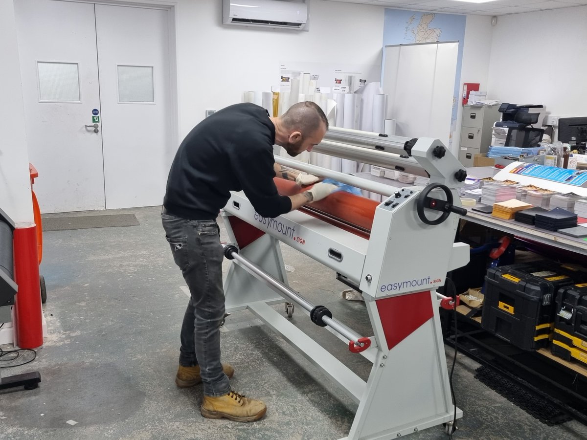 Signmaster_UK's tweet image. Gary hard at work refurbing an Easymount sign laminator. An Easymount is incredibly versatile and cost-effective.  It’s possible to mount as well as lay down application tapes and vinyl, removing the need for squeegeeing by hand. #Vivid #Easymount #Signmaster #TechTuesday