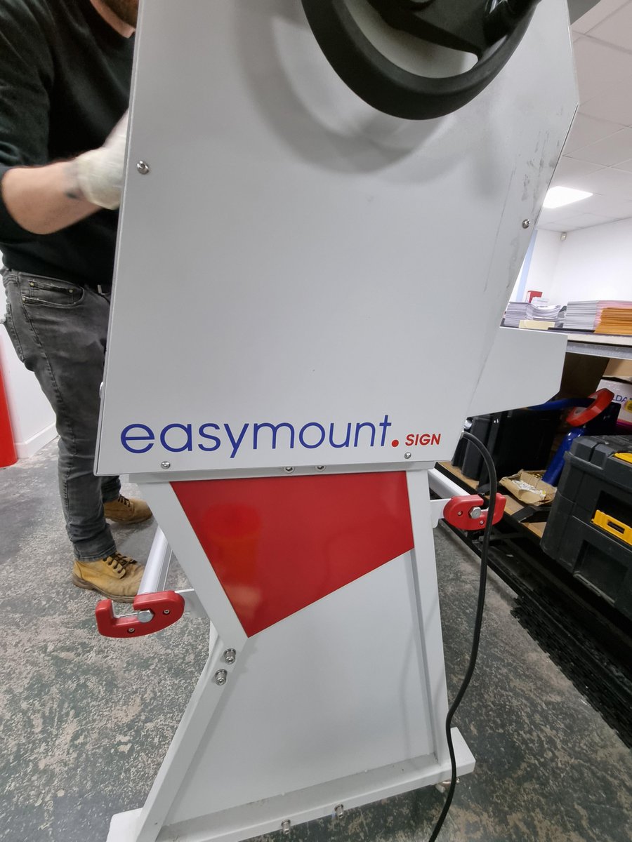 Signmaster_UK's tweet image. Gary hard at work refurbing an Easymount sign laminator. An Easymount is incredibly versatile and cost-effective.  It’s possible to mount as well as lay down application tapes and vinyl, removing the need for squeegeeing by hand. #Vivid #Easymount #Signmaster #TechTuesday