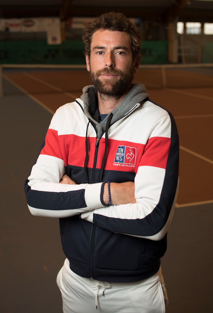 FRADeaflympics's tweet photo. DEAFLYMPICS J-5 📣 [ACTU]
🇫🇷Le 1er mai, ce sera Vincent Novelli qui portera le drapeau tricolore lors de la cérémonie d'ouverture des Deaflympics !

👉 Découvrez qui est ce tennisman déjà titré à deux reprises en double : https://t.co/SYeSPNYvcl

@FFTennis 
#FranceDeaflympics https://t.co/hzq0c2zQZW