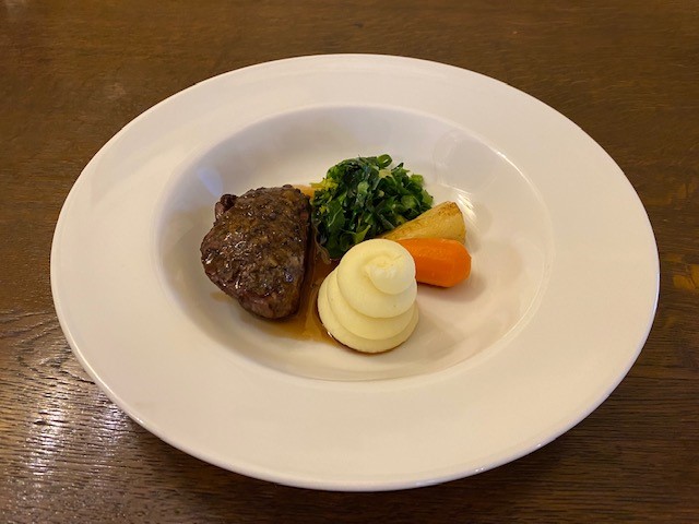 HBatInnholders's tweet photo. Stunning lunch served in the New Court Room today
#HamHockTerrine #SauceGribiche
#LambChump #RedWineJus
#Rhubarb #Elderflower #FreshBakedBread
#PrivateDining
#InnholdersHall
#FineDining https://t.co/qni3GpwJn3