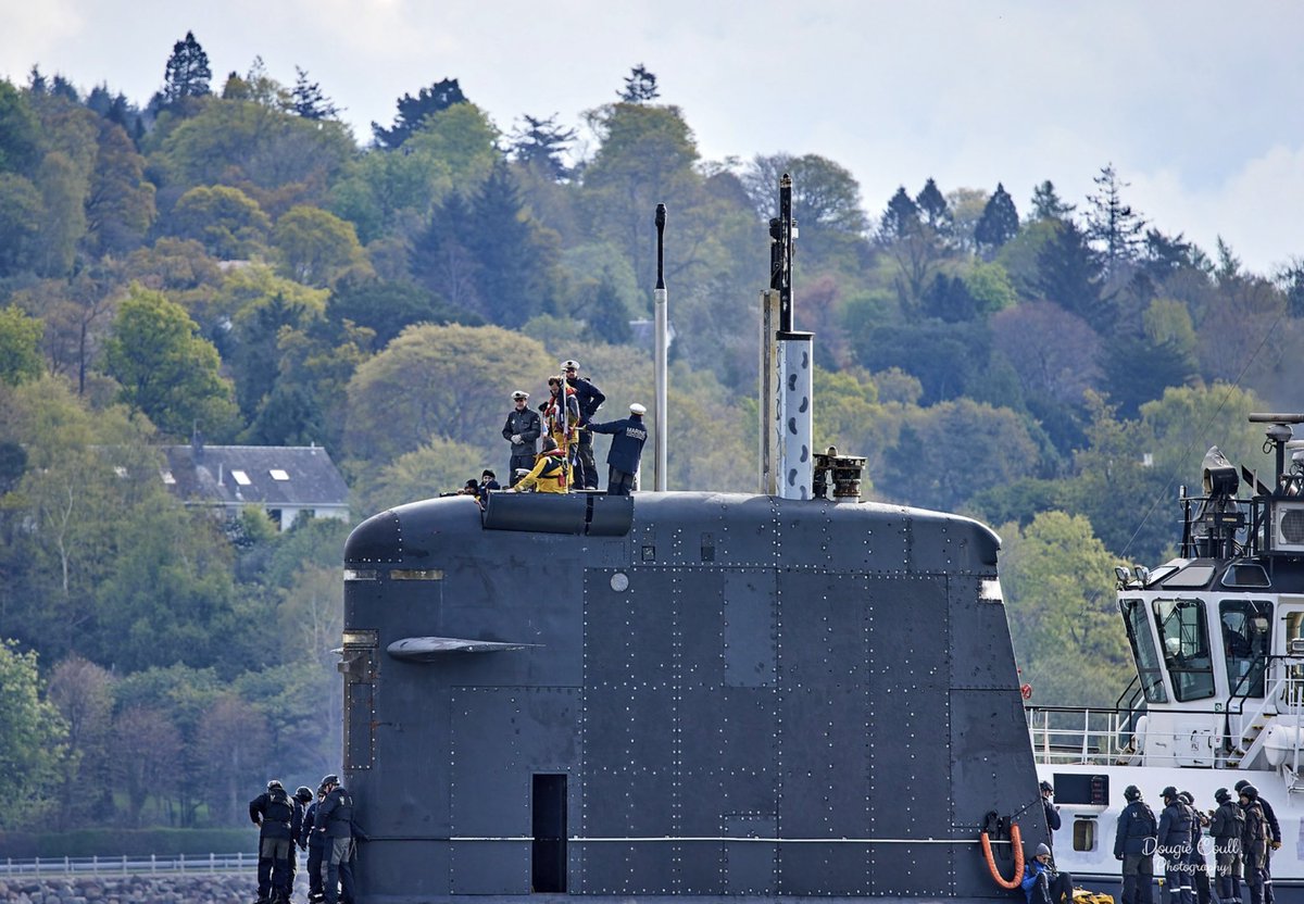 DougieCoullPix's tweet photo. Inbound this morning - welcome to our French visitors.
🇫🇷🏴
#submariner #submarine #riverclyde #shipping #frenchnavy #navy #rubisclass #shipsinpics https://t.co/2dCYHifABD