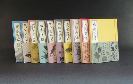 かの北斎漫画を現代に蘇らせた京都の老舗版元・芸艸堂が手掛ける豆本シリーズは贈り物にもぴったりなのだ

所有欲そそりまくりの手のひらサイズ和綴じ本で、北斎、光琳、暁斎がずらり。印刷の色合いがまた絶にして妙!

アライさんのイチ押しはヒョンとした筆遣いがかわいすぎる『鳥獣略画式』なのだ～ 