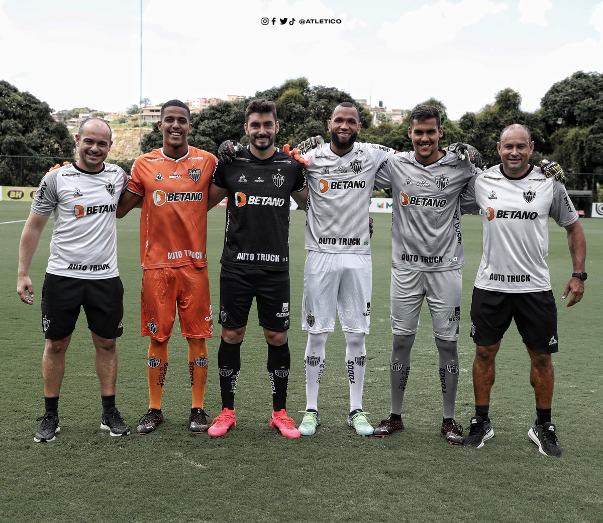 Dia do Goleiro! 🧤⚽

👏 Parabéns aos gigantes Everson, Rafael, Matheus Mendes e Gabriel Delfim, e aos Treinadores de Goleiros, Rogério Maia e Danilo Minutti, pelo dia dedicado aos profissionais das traves. No #Galo, é tradição ter craques com luvas! Tamo junto, paredões! 💪🐔