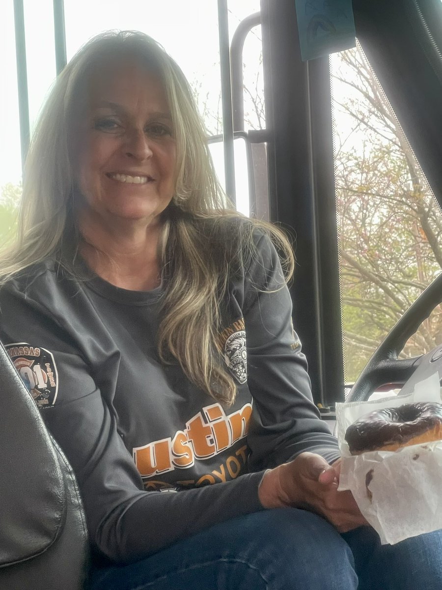 WidewaterES's tweet photo. Great way to start the day by celebrating our Bus Drivers! Thank you for all you do to support our students and their families! You make a difference! #WESTogetherWeRise #EmpoweredToSucceed @SCPSchools @SCPSTransport https://t.co/gLuOftABX6