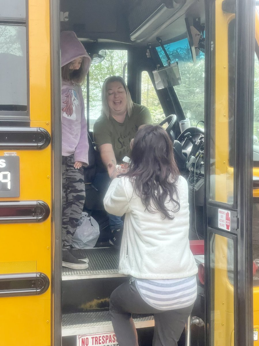 WidewaterES's tweet photo. Great way to start the day by celebrating our Bus Drivers! Thank you for all you do to support our students and their families! You make a difference! #WESTogetherWeRise #EmpoweredToSucceed @SCPSchools @SCPSTransport https://t.co/gLuOftABX6