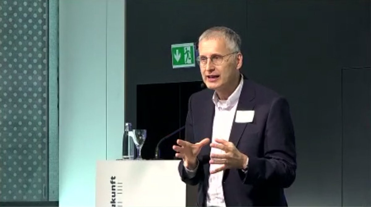 Netzpiloten's tweet photo. In der Keynote von @Viktor_MS geht es beim #lprforum vor allem ums "zielgerichtete Träumen". Nicht nur den Status Quo oder vorgesetzte Denkmodelle hinnehmen, sondern Ziele setzen und selbst darüber nachdenken, wie man sie erreichen kann. https://t.co/niKbwhCFEv