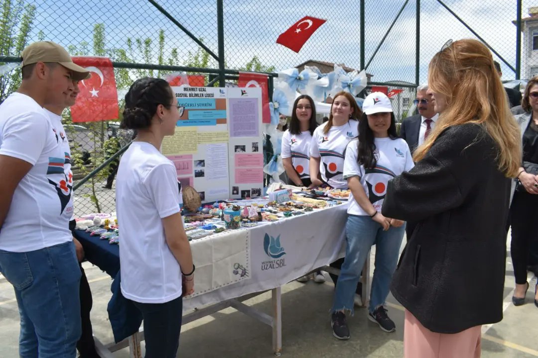 BurdurilMEM's tweet photo. İl Milli Eğitim Müdürümüz Nesrin KAKIRMAN, Mehmet Uzal Sosyal Bilimler Lisesinde düzenlenen Tübitak 4006 Bilim Fuarını ziyaret etti. Kurulan standları tek tek gezen müdürümüz yapılan projeler ile ilgili öğrencilerden bilgi aldı. https://t.co/7Q0moa2RPd