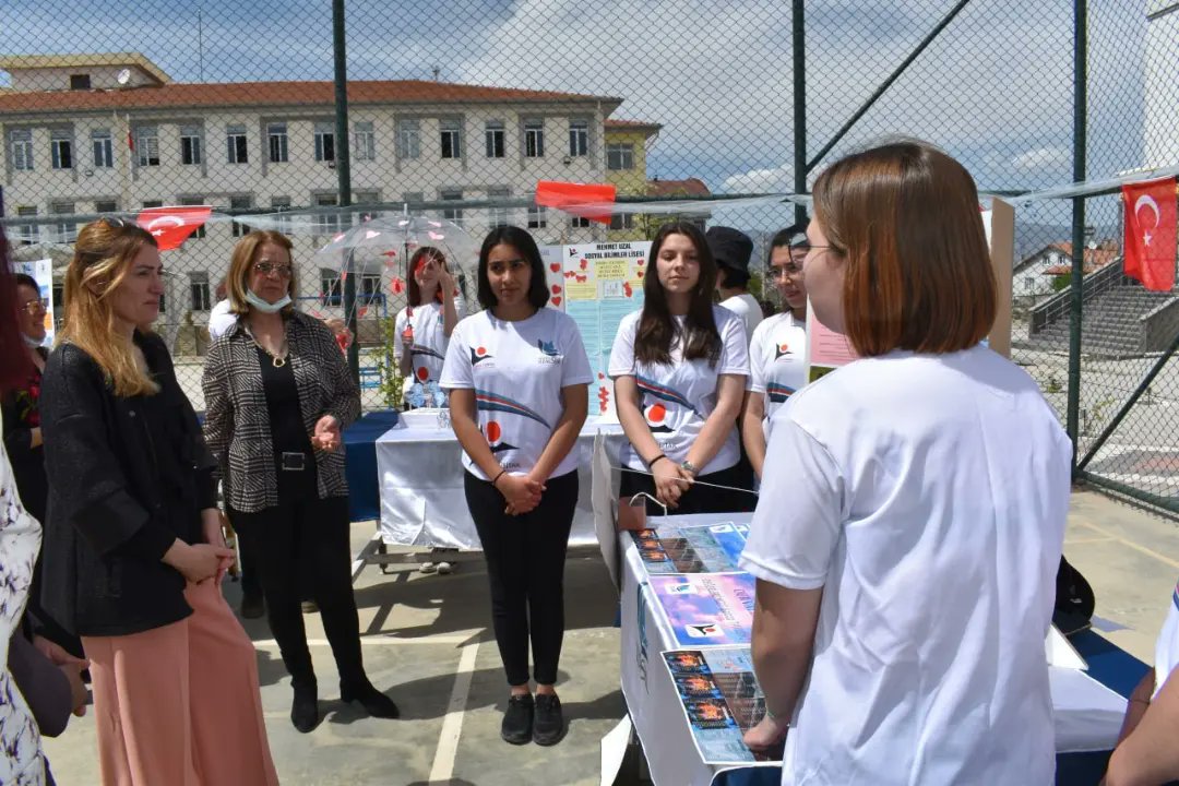 İl Milli Eğitim Müdürümüz Nesrin KAKIRMAN, Mehmet Uzal Sosyal Bilimler Lisesinde düzenlenen Tübitak 4006 Bilim Fuarını ziyaret etti. Kurulan standları tek tek gezen müdürümüz yapılan projeler ile ilgili öğrencilerden bilgi aldı.