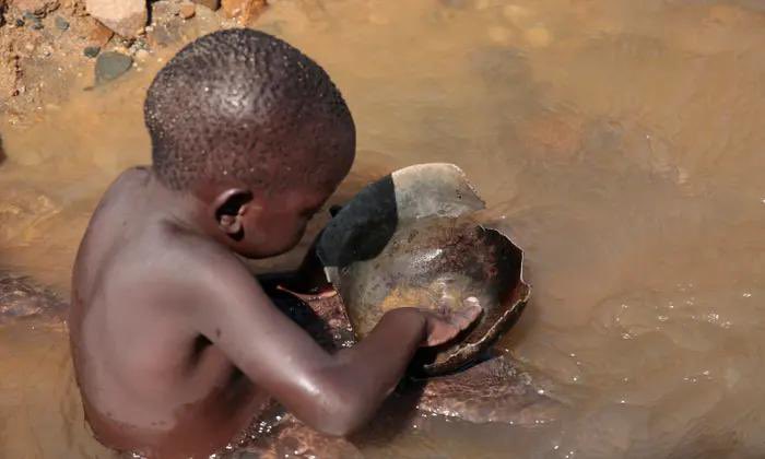 daddyhope's tweet image. Five-year-old Desire Matanda uses a pan to search for gold on the Odzi River in Mutare.

The collapsing economy has forced many Zimbabwean children out of school and into work.

It is a tragedy that a country as rich as Zimbabwe would do this to its kids

Photograph Aaron Ufumeli