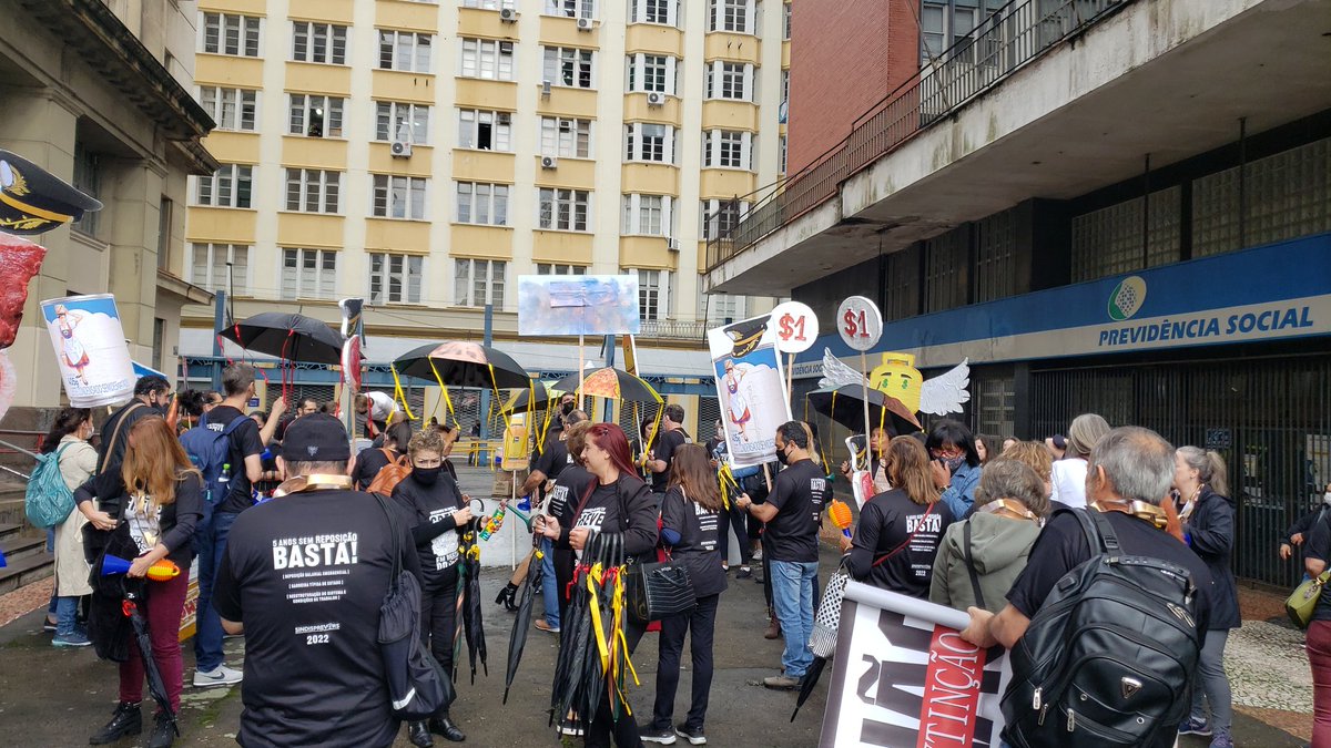 jcampos_f's tweet photo. concentração passeata da greve do INSS em Porto Alegre. Ampliar a greve. https://t.co/UtmLncysdx