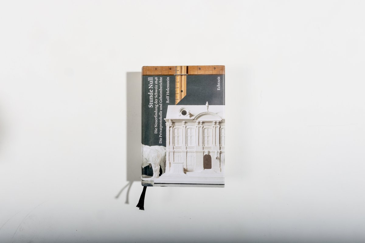 #staatsAuktion BR Keller-Sutter <a href="/EJPD_DFJP_DFGP/">EJPD - DFJP - DFGP</a> spendet das Buch «Stunde Null» von Rolf Holenstein zur Entstehung der Bundesverfassung: «Es liest sich wie eine Abenteuergeschichte.» Der Erlös der Auktion von <a href="/staatslabor/">staatslabor</a> #SRK geht an <a href="/RotesKreuz_CH/">Rotes Kreuz CH</a>, siehe auktion.staatslabor.ch