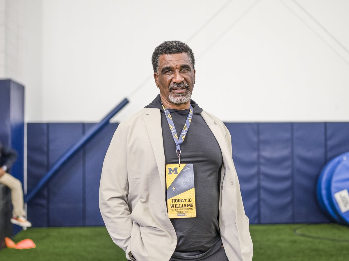 UMichFootball's tweet photo. A Great Night of Football!
Thanks to the Horatio Williams Foundation and Sound Mind Sound Body for bringing youth and high school coaches from Detroit out to spend time with our team and staff.

#GoBlue 〽 https://t.co/DD2rXHTvU1