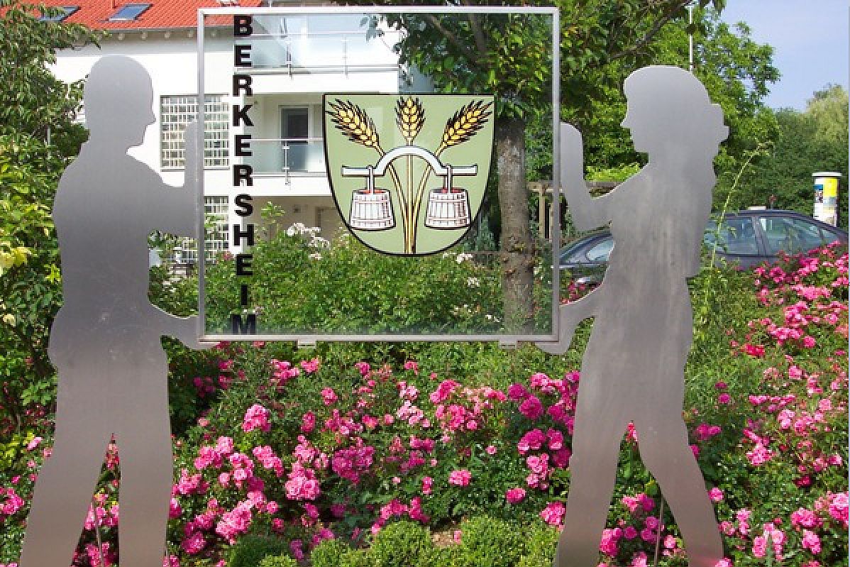Polizei_Ffm's tweet photo. ⚠️ Ortsschild entwendet: Zeugen gesucht! ⚠️

Zwischen Fr., 22.04. &amp; Mo., 25.04. entwendeten Unbekannte das Ortsschild von #Frankfurt #Berkersheim (Glassscheibe auf dem Foto).

Hinweise bitte an das #14RevFfM:
📞 069 755 11400

Pressemeldung ⤵️
https://t.co/by8Le9khz9 https://t.co/aJOIVVcA8W