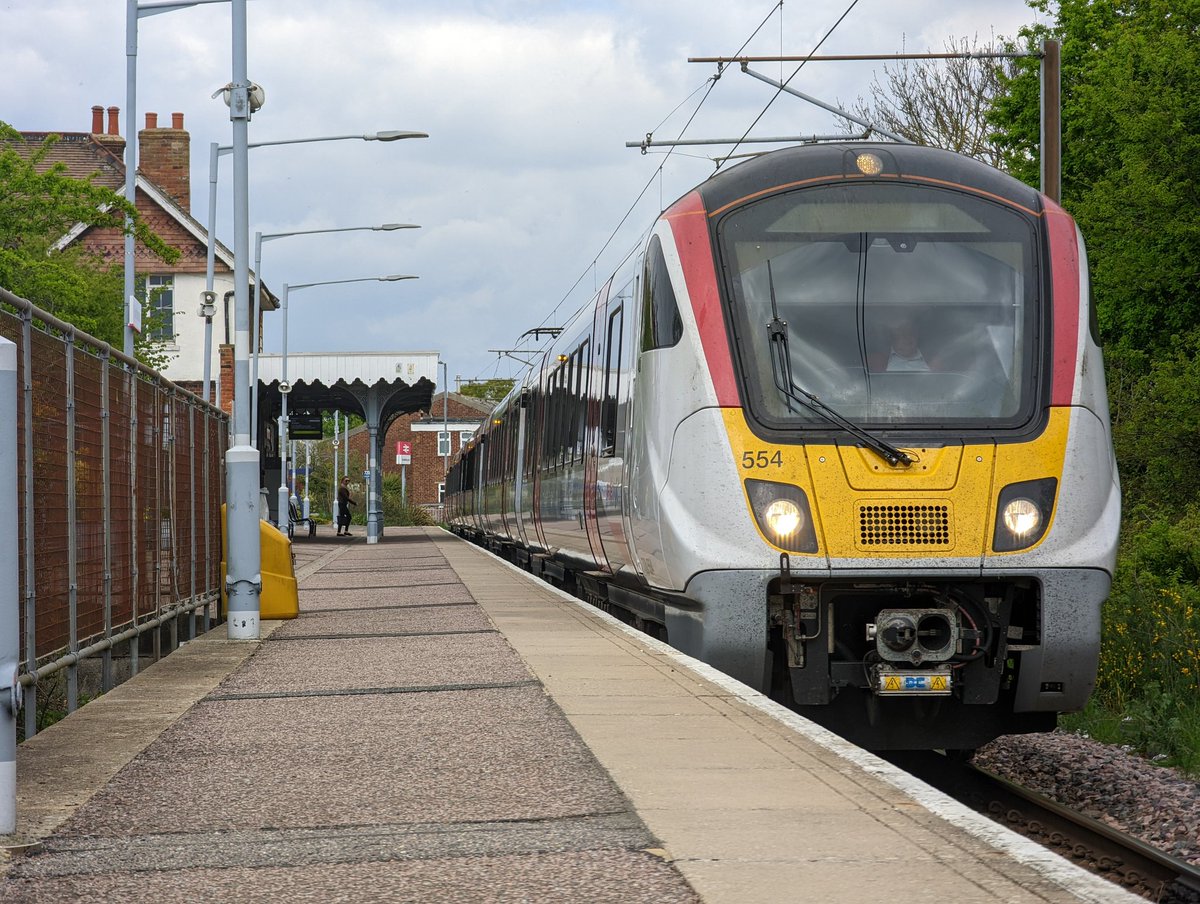 DownOnTheStour's tweet photo. Southminster Branch β
Missed the bin on the other diagram but managed to snap it at the passing loop at North Cambridge π
#DispatchersOfTwitter #Railwayphotography #trainphotography #railwaytwitter #class720 #class322 #dustybin @greateranglia https://t.co/KKgl902wjW