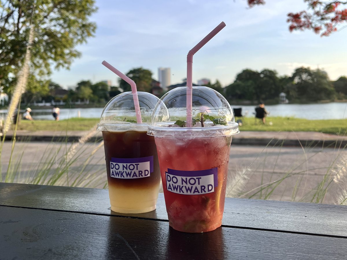nsnromeo's tweet photo. คาเฟ่ย่านนนทบุรี เหมาะกับคนหาที่นั่งชิลยามเย็น✨ DNA do not awkward ร้านกาแฟ มีขายเบียร์ด้วย อยู่ริมทะเลสาบในเมืองทองธานี ไปช่วงพระอาทิตย์ตกบรรยากาศโคตรดี 🌞 เครื่องดื่มสดชื่นๆ แนะนำ dna sig อร่อย สตรอเบอร์รี่เลมอน ด้านในแต่งโทนม่วง-ขาว ด้านนอกสไต���์ camping @aroii #รีวิวคาเฟ่ https://t.co/zGDNjM27An