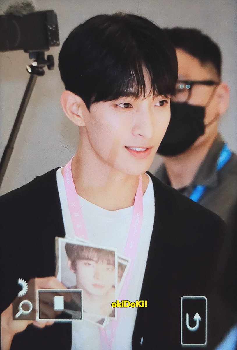 WonwooBrasil's tweet photo. [PIC] 26.04.22 - Hoje o Seventeen compareceu ao evento 'D'Festa' da Dispatch.

#DK está segurando o postcard do #Wonwoo. Nessa exposição, existem alguns itens dos grupos que fazem parte para venda. O postcard é um deles.

© okidoki! - #SEVENTEEN  #원우 #세븐틴  @pledis_17 https://t.co/1KB0LithZt