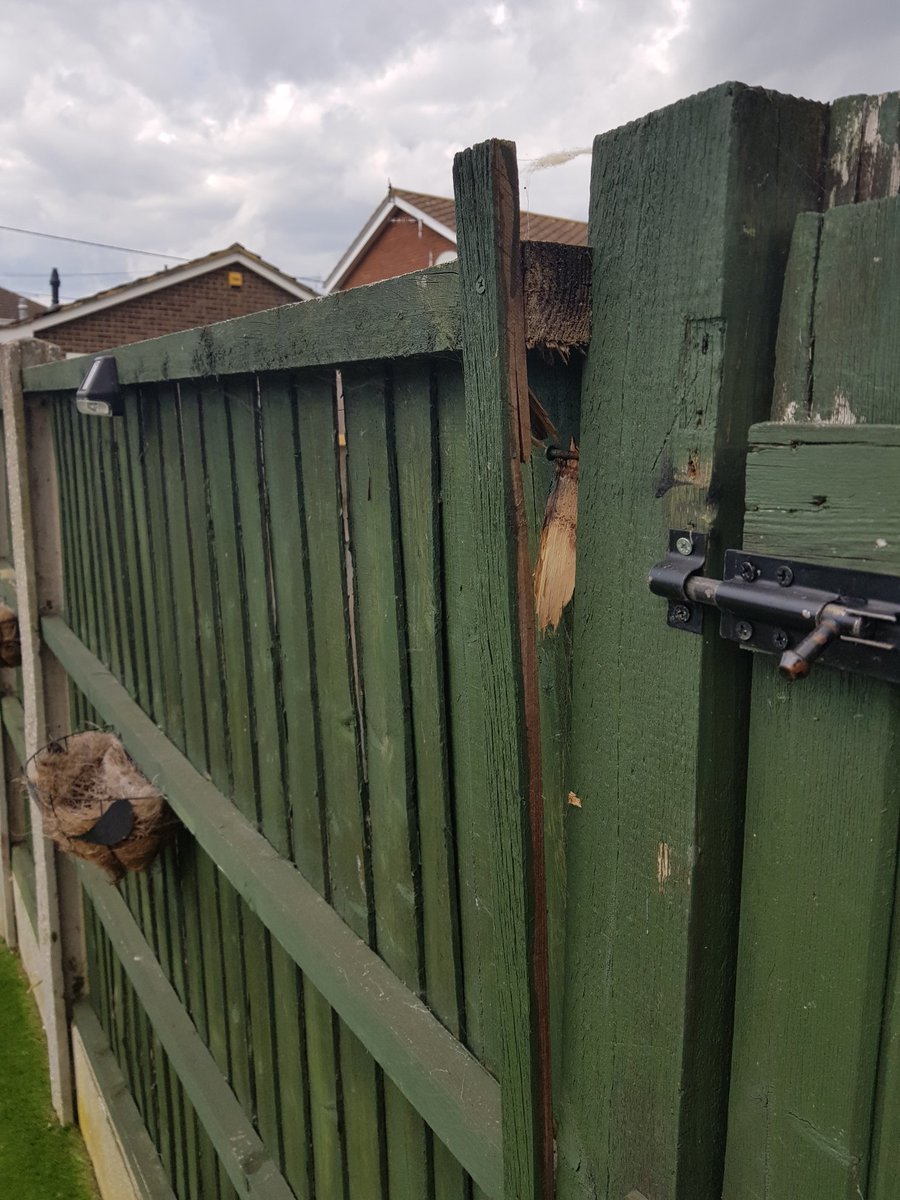 Tez_72's tweet photo. @SelcoBW one of you drivers has damaged my garden fence while delivering sand &amp; cement to my neighbour. https://t.co/WuaSmKk7UD