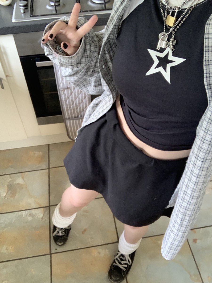 HEYYY !!! THE SMIDGE BAKING STREAM WILL BE AT 6PM BST!!! we r gna bake lesbian cupcakes for day 2 of #LesbianVisibiltyWeek here’s the outfit !!