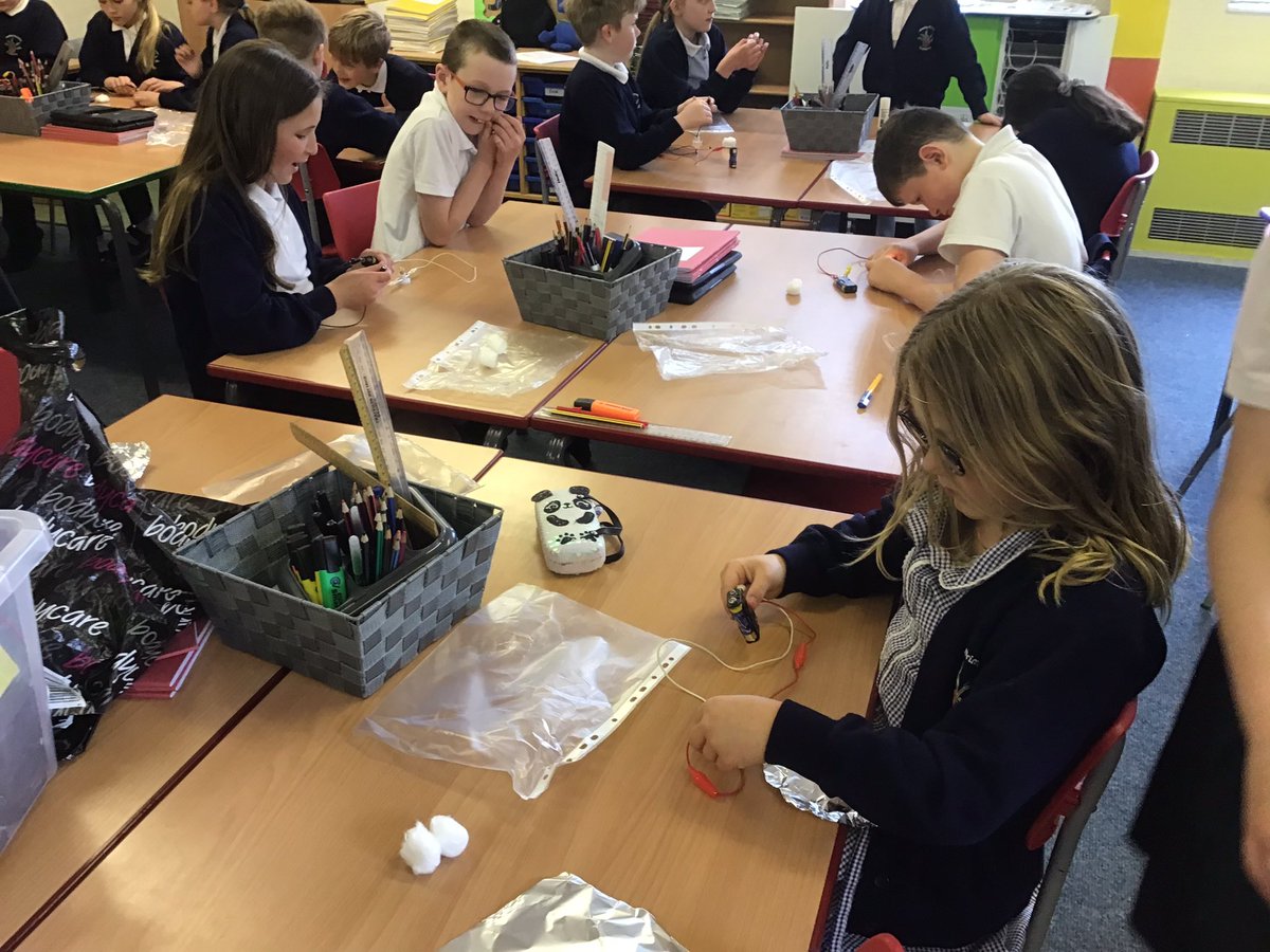 MrsClaassen_KPA's tweet photo. In Science we are learning about conductors and insulators. We tested different materials to investigate whether they were conductors or insulators of electricity. #Keelbyprimary #Keelbyscience https://t.co/JcrDiz7YVm