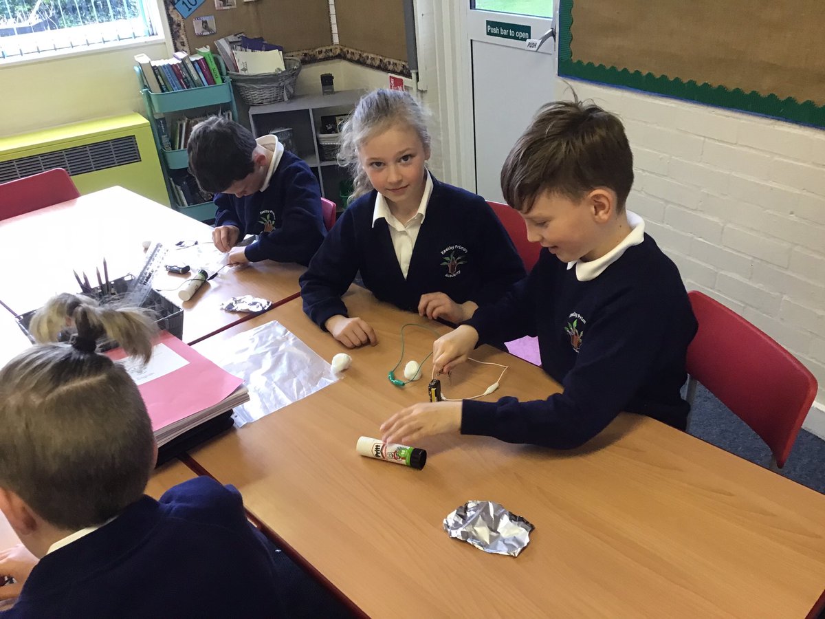 MrsClaassen_KPA's tweet photo. In Science we are learning about conductors and insulators. We tested different materials to investigate whether they were conductors or insulators of electricity. #Keelbyprimary #Keelbyscience https://t.co/JcrDiz7YVm