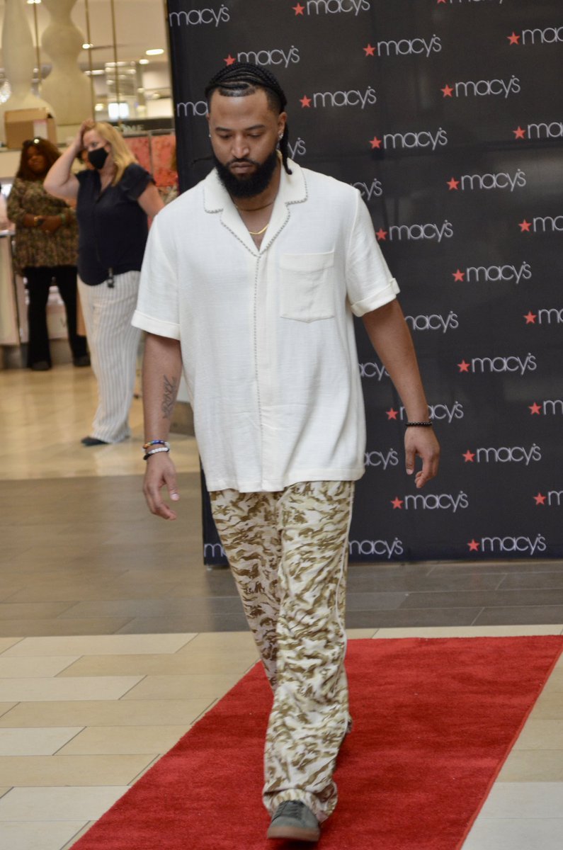 ACE_PAID_N_FULL's tweet photo. Started a clothing brand 3 years ago, not knowing what kind of doors it could open up for me. Got to participate in my first fashion show showcasing brands from @macys  Grateful👕👖👞

#macysfashionshow #macys #springfashionshow #runway #redcarpet #model #royaltybymaluma #alfani https://t.co/VclTey83mU