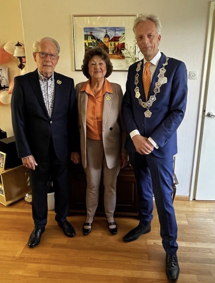 Op de koffie bij de fam. Oostveen in Vianen, vanwege hun 60-jarig huwelijksjubileum!
Allebei nog scherp en in goede gezondheid. Meneer Oostveen was vele jaren hoofdmeester. “Ik liet mijn leerlingen vrij, maar ze moesten niet brutaal worden” Prima managementstijl. Van harte!