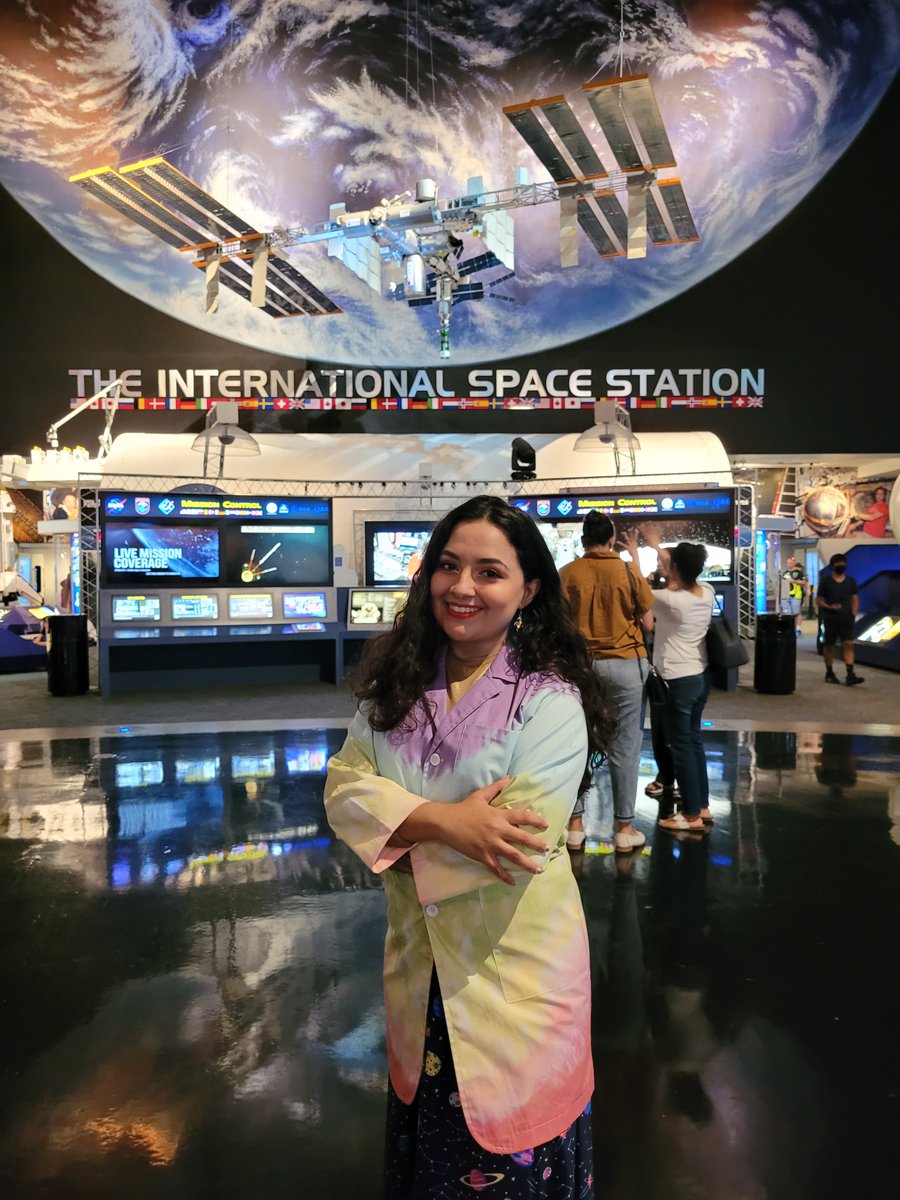 MagicaCiencia's tweet photo. Se logró cienticeros, llegué a Space Center en Houston, Texas 🚀 ✨ compré está bata de laboratorio de colores que usaré en próximos eventos de divulgación científica 👩‍🔬🧪
Me encuentro muy feliz por hacer este sueño realidad, les compartiré todo en próximos videos. #NASA #Houston https://t.co/OQHjobhHC9
