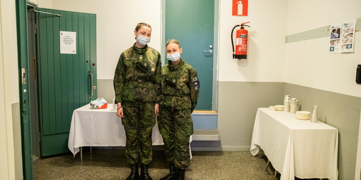 Maavoimat's tweet photo. Tänään #esaltsto:n järjestämässä naisten valintatilaisuudessa osallistujat saivat tietoa tulevasta palveluksesta ja keskustelivat palvelusta suorittavien naisten ja reserviläisten kanssa. Maavoimien esikuntapäällikkö, kenraalimajuri Kim Mattson tarkasti tilaisuuden. #maavoimat https://t.co/bdCJKuc8l7