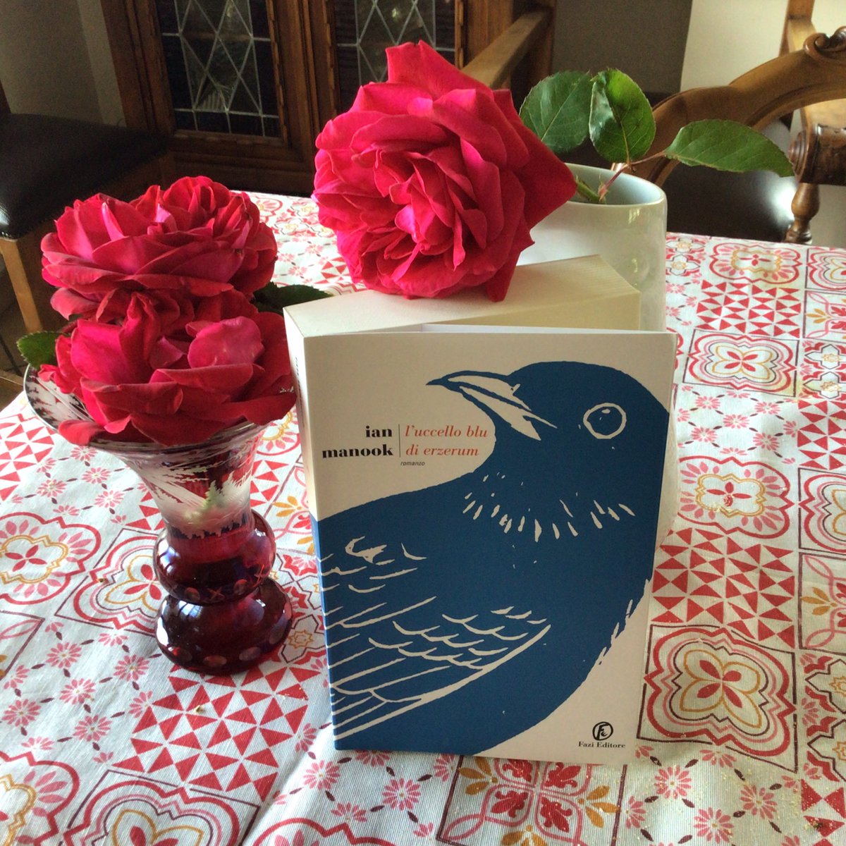 mariadicuonzo1's tweet photo. I bambini non capiscono nulla della guerra 
Preferiscono stuzzicare gli scarabei dorati, nell’ombra azzurra degli eucalipti 
#incipit 
#ianmanook #LUccelloDiErzerum @FaziEditore 

La diaspora ed il genocidio del popolo armeno 
Consigliatissimo 
Lo state leggendo? https://t.co/bE1ru7dWHZ