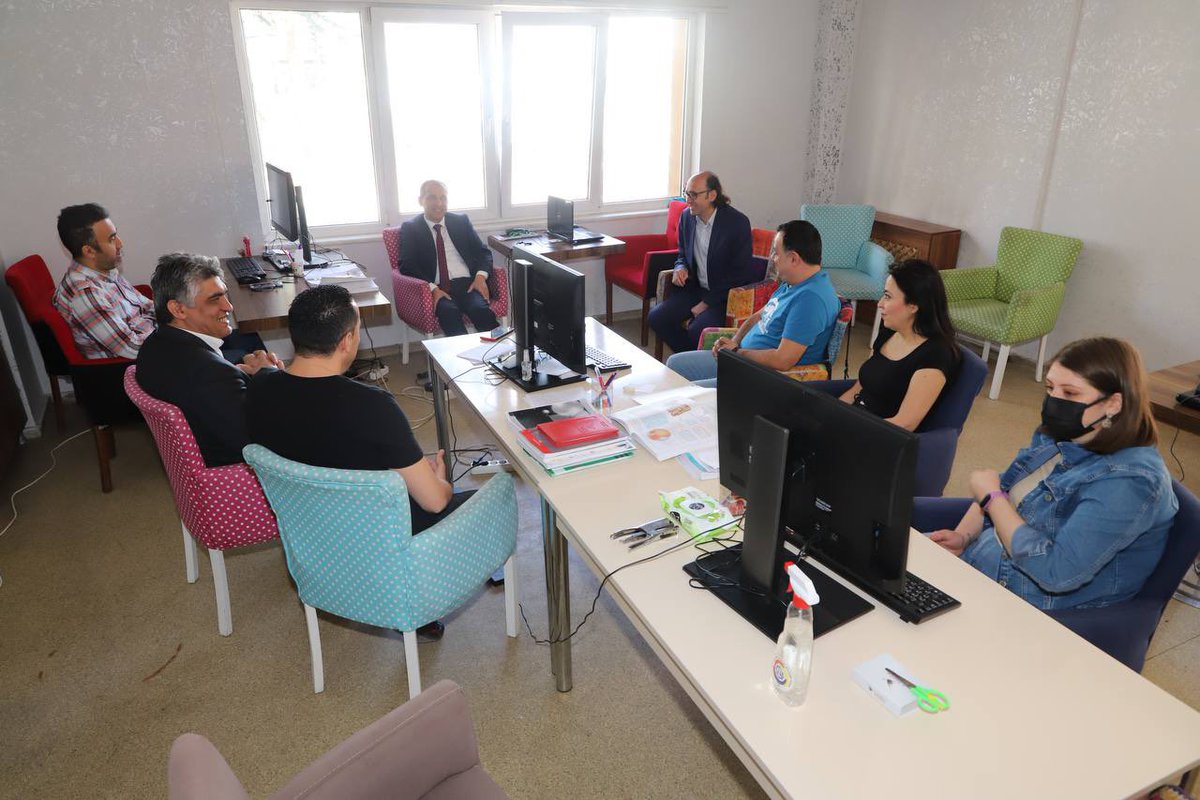ispartamem's tweet photo. İl Millî Eğitim Müdürümüz Sayın Erhan BAYDUR Bakanlığımız için 6. sınıf Fen Bilimleri ders kitabı, dijital içerikler ve dijital ölçme değerlendirme materyali üreten Kitap Yazma Komisyonunu ziyaret ederek yaptıkları çalışmalarla ilgili detaylı bilgi aldı. @tcmeb @ErhanBaydur1 https://t.co/BPexoBInsP