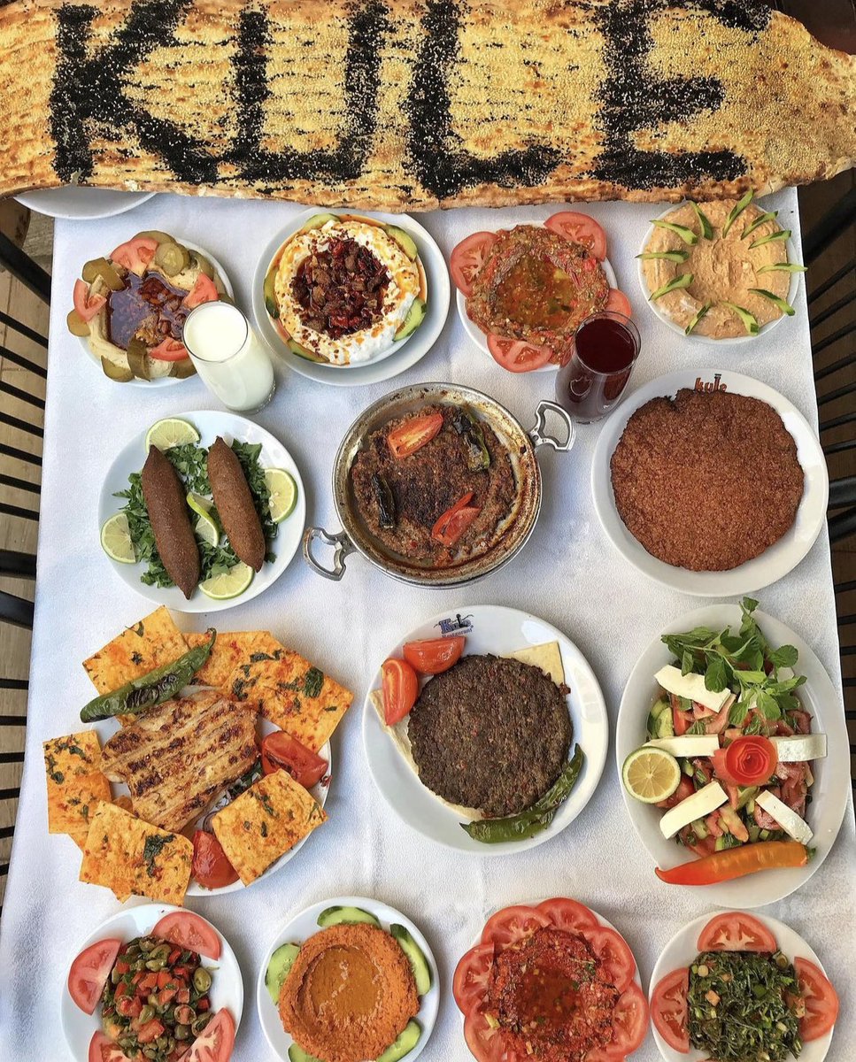 hataylifilozof's tweet photo. Benim her yemeği beğenmem mümkün değil. Çünkü Hataylıyım. Çünkü Hatay yemekleri diye bir gerçek var. https://t.co/NiVDPDs38r