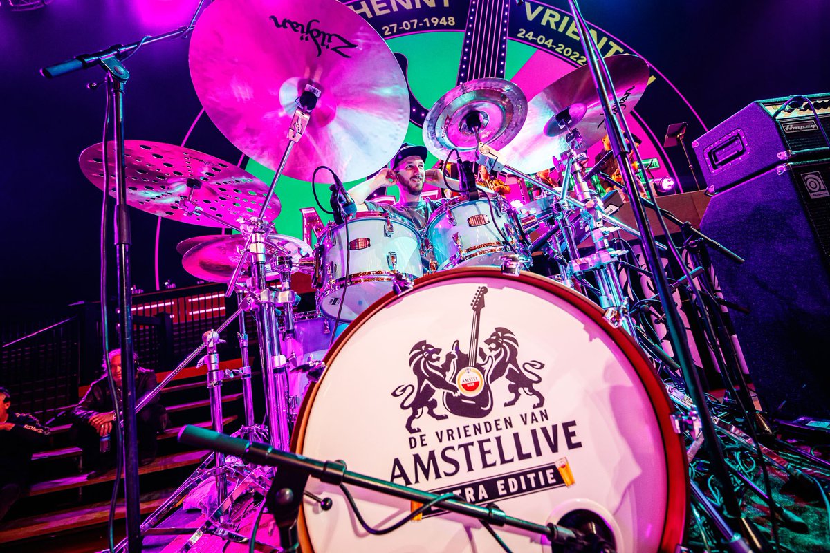 Vanavond is het zover… Show 1 van een extra <a href="/VriendvanAmstel/">Vrienden van Amstel</a> en ik heb er KAPOT VEEL zin in! 
Wie zie ik de komende 2 weken in Ahoy? ❤️🤍
.
.
#vriendenvanamstellive #drummer #drums #huisband #md #yamahadrums #zildjianfamily #agnerdrumsticks #teamremo
