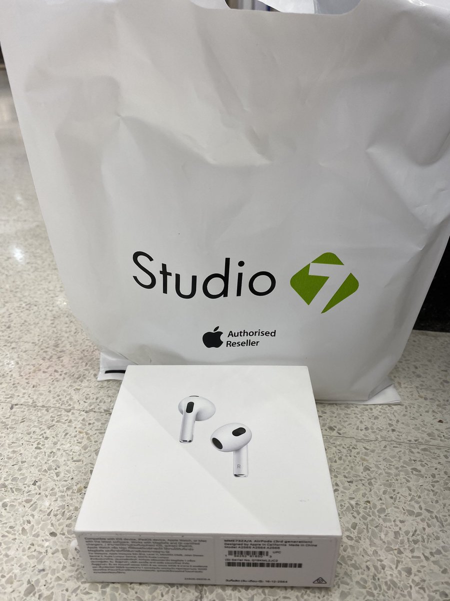 88pttt's tweet photo. บอกแล้ว ว่า #รับหิ้ว ทุกอย่าง 🤣 ลูกค��าประจำผู้สดใสใจดีอยากได้ airpod ใหม่ ก็เลยต้องรีบมารับใช้สิค้าบบบ  ขอบคุณเสมอค้าบ 🌷 https://t.co/AvWadIB3Ne