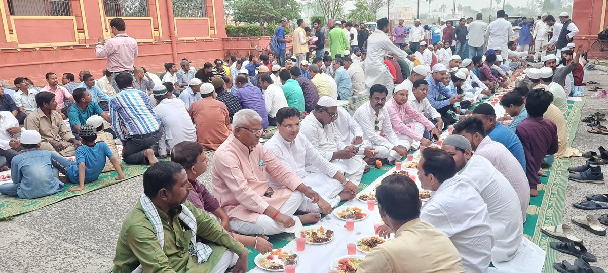 farazfatmimla's tweet photo. ललित नारायण मिथिला विश्वविद्यालय,दरभंगा में आयोजित दावत-ए-इफ्तार में शामिल हुआ।अभिभावक एवं सामाजिक साथियों से भी रूबरू होने का मौक़ा मिला। दुआ है अल्लाह सबको अपनी हिफ़ाज़त में रखे और मुल्क में अमन, ���ाईचारा एवं सामाजिक सौहार्दता क़ायम रहे। https://t.co/SynYuu159K