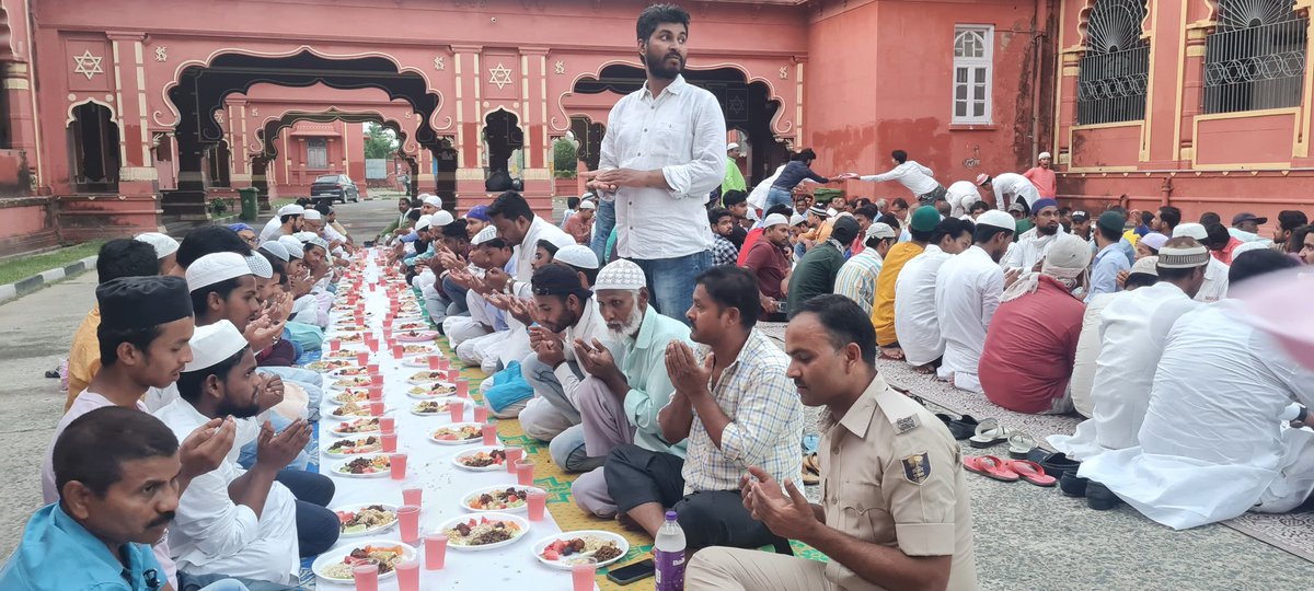 farazfatmimla's tweet photo. ललित नारायण मिथिला विश्वविद्यालय,दरभंगा में आयोजित दावत-ए-इफ्तार में शामिल हुआ।अभिभावक एवं सामाजिक साथियों से भी रूबरू होने का मौक़ा मिला। दुआ है अल्लाह सबको अपनी हिफ़ाज़त में रखे और मुल्क में अमन, ���ाईचारा एवं सामाजिक सौहार्दता क़ायम रहे। https://t.co/SynYuu159K