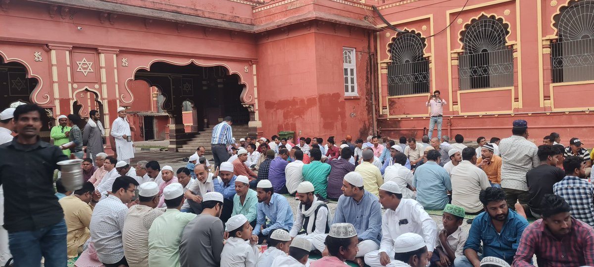 farazfatmimla's tweet photo. ललित नारायण मिथिला विश्वविद्यालय,दरभंगा में आयोजित दावत-ए-इफ्तार में शामिल हुआ।अभिभावक एवं सामाजिक साथियों से भी रूबरू होने का मौक़ा मिला। दुआ है अल्लाह सबको अपनी हिफ़ाज़त में रखे और मुल्क में अमन, ���ाईचारा एवं सामाजिक सौहार्दता क़ायम रहे। https://t.co/SynYuu159K