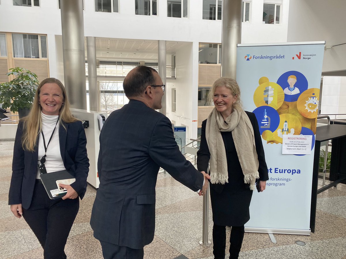kldep's tweet photo. Samfunnsoppdrag og hvordan vi løser store, sammensatte utfordringer stod på agendaen da statsråd @EspenBarthEide var på besøk til @forskningsradet. Direktør @stMari sier de er beredt til å ta en viktig rolle her - som en koblingsboks når aktører jobber sammen mot felles mål. https://t.co/vo5HiKhmQq