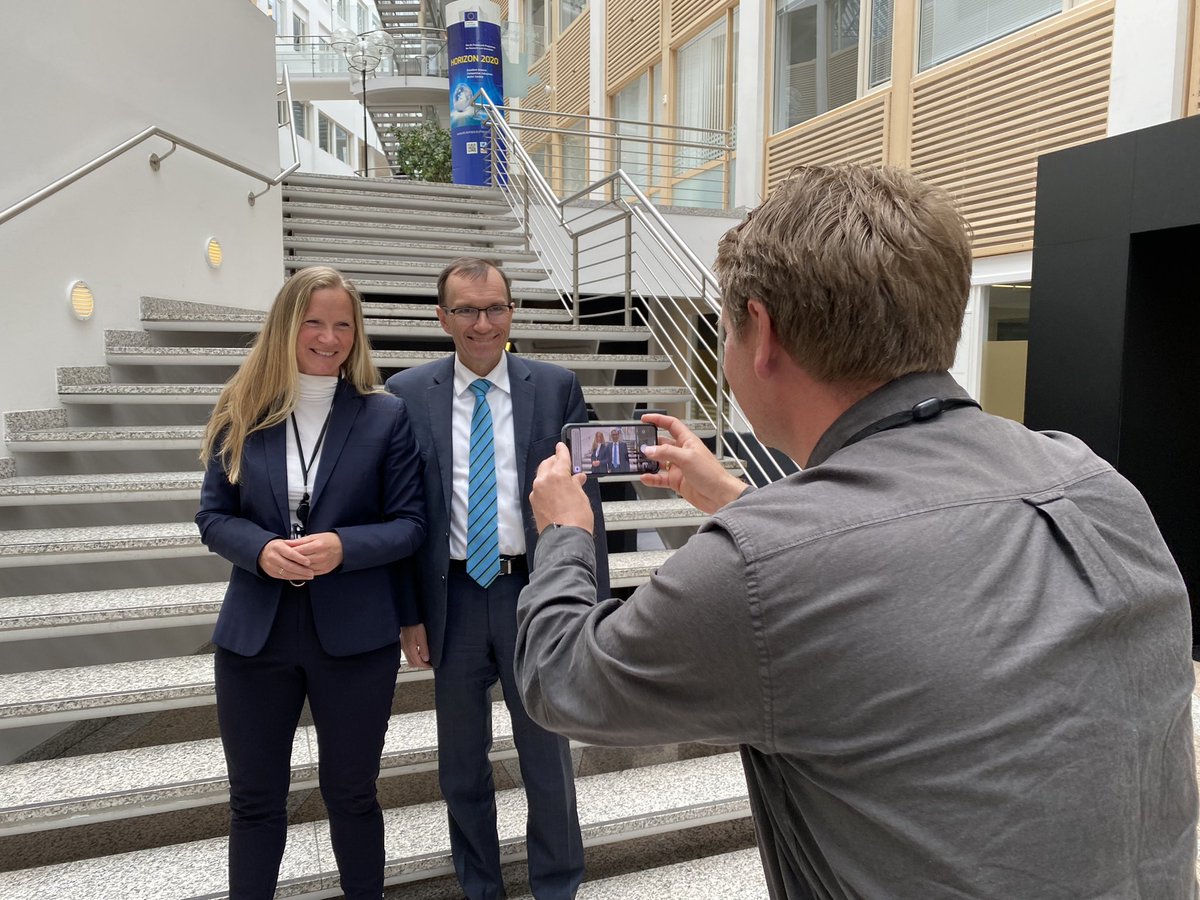 kldep's tweet photo. Samfunnsoppdrag og hvordan vi løser store, sammensatte utfordringer stod på agendaen da statsråd @EspenBarthEide var på besøk til @forskningsradet. Direktør @stMari sier de er beredt til å ta en viktig rolle her - som en koblingsboks når aktører jobber sammen mot felles mål. https://t.co/vo5HiKhmQq