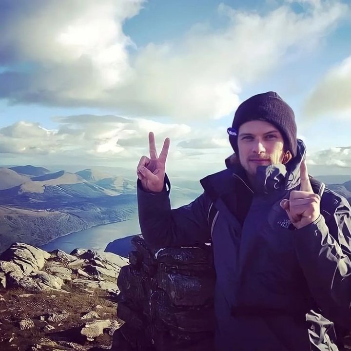 DailyHeughan's tweet photo. https://t.co/Gc4sY4223k