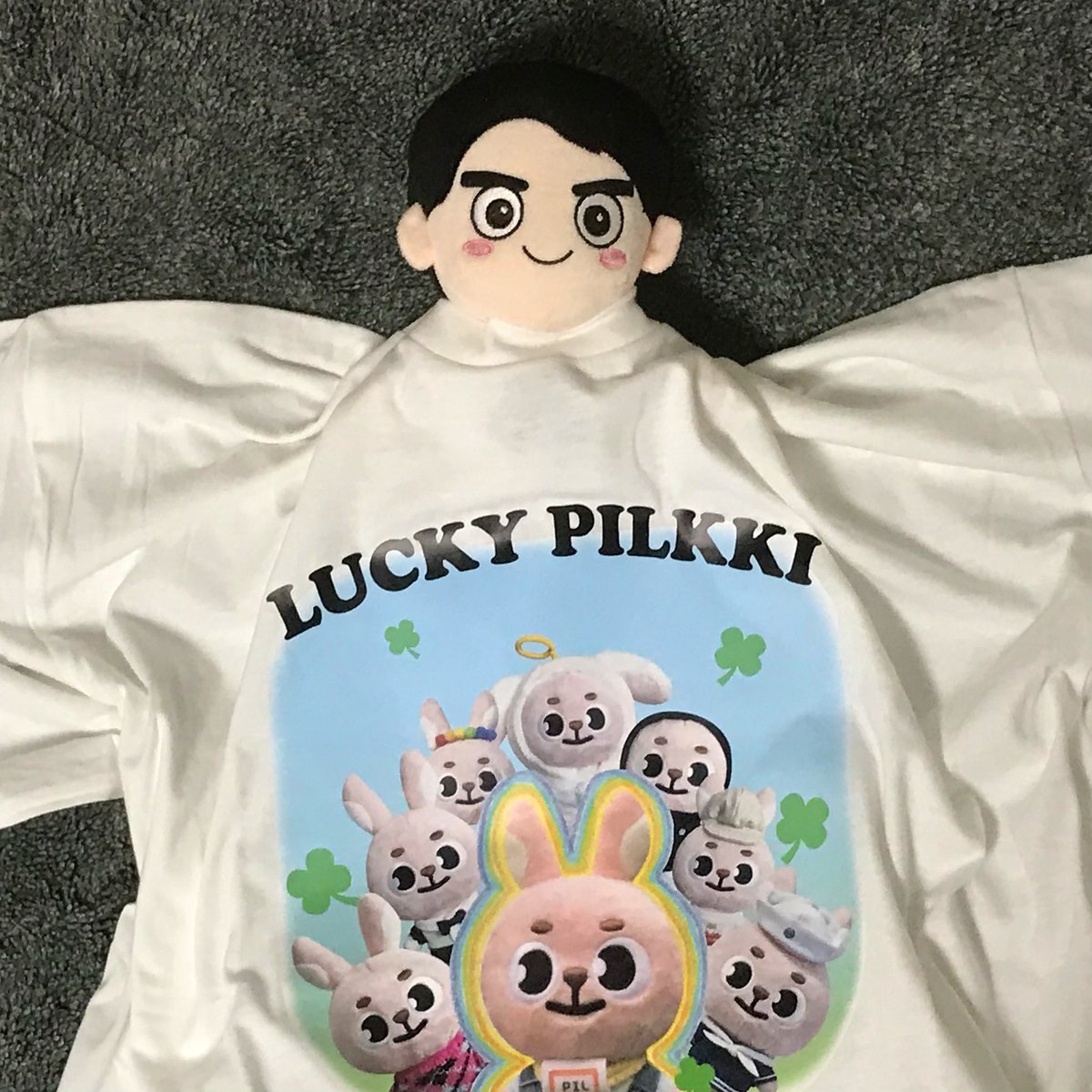 필끼 반팔 착샷입니다! 너무 이쁜 요 아이 ㅜㅜ 아직 판매 전이라 꾹 참으려다가 너무 이뻐서 하나만 가져와서 후루룩 입어봤어요 옷만 봐주세요 ㅎㅎ🙏🍀
사이즈도 넉넉하니 좋아요! 휴가나온 해군 친구도 부담가지 않게 잘 입을 수 있더라구요 ( ⁼̴̤̆◡̶͂⁼̴̤̆ )