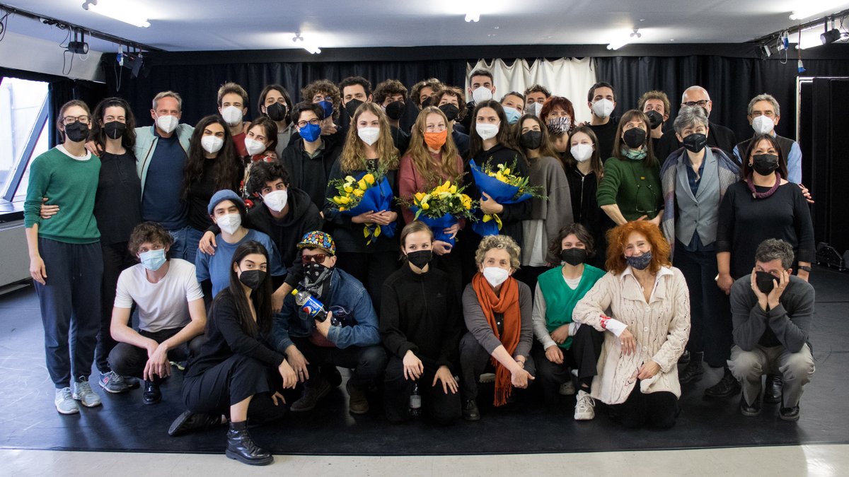 RadioBabboleo's tweet photo. La scuola di recitazione del Teatro Nazionale di #Genova ha accolto 3 giovani studentesse di teatro ucraine, aderendo al progetto #Stage4Ukraine. Le ragazze hanno abbadonato l’Accademia Karpenko a Kiev, dove prima della guerra studiavano arti dello spettacolo.
@teatrodigenova https://t.co/y8Dnwu3XjM