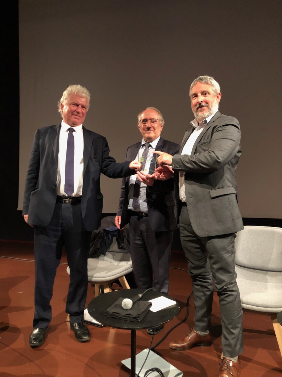 FedEpl's tweet photo. [TROPHEES  DES EPL] 🏅
Remise des trophées à Brest pour les Ateliers des Capucins, lauréats du prix coup de coeur du jury 2021.
@FCuillandre, maire de @BrestFr , #patrickjarry président de la FedEpl et @yguevel , président de la Spl #tropheesepl #economiemixte https://t.co/kJYuLVrTbg