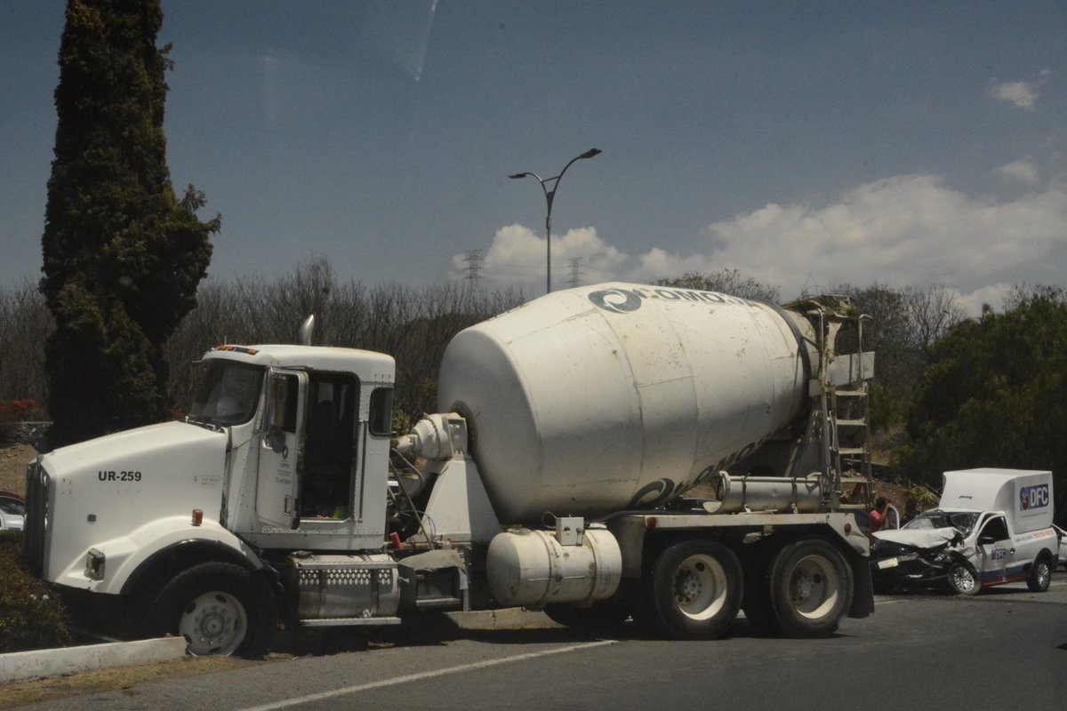 noticiasdeqro's tweet photo. #REVOLVEDORA | ⚠️🚛 Desenfrenada revolvedora | Tremendo susto se llevaron los conductores de dos camionetas y el operador de una revolvedora, luego de involucrarse en un aparatoso accidente
Toda la información aquí:
https://t.co/ydnY9tnKXi
#NOTICIASDEQUERÉTARO https://t.co/XyXYxfY1qw