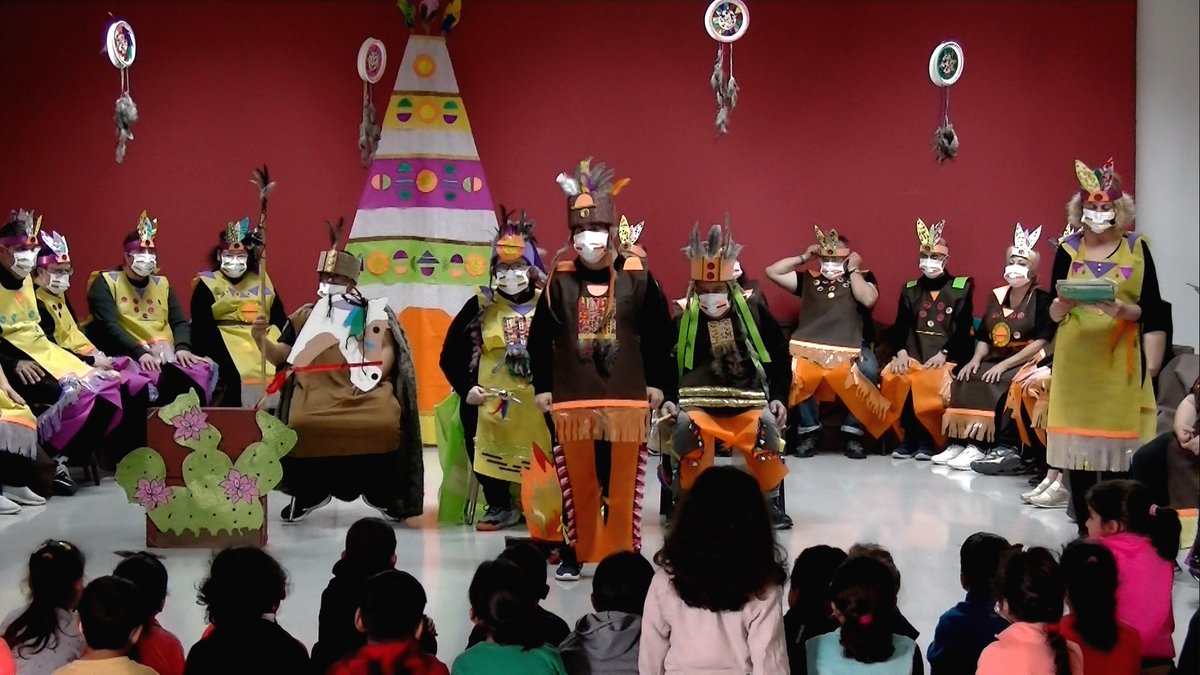 tuweb_tv's tweet photo. 🖨▶️ La Biblioteca de San Javier acogió una actividad intergeneracional, de integración y de animación a la lectura. Basada en el cuento “El Águila que camina", reunió a usuarios con discapacidad de varios Centros del municipio y también a escolares. 22.00h #ActualidadInformativo https://t.co/rhkgbAT0bx