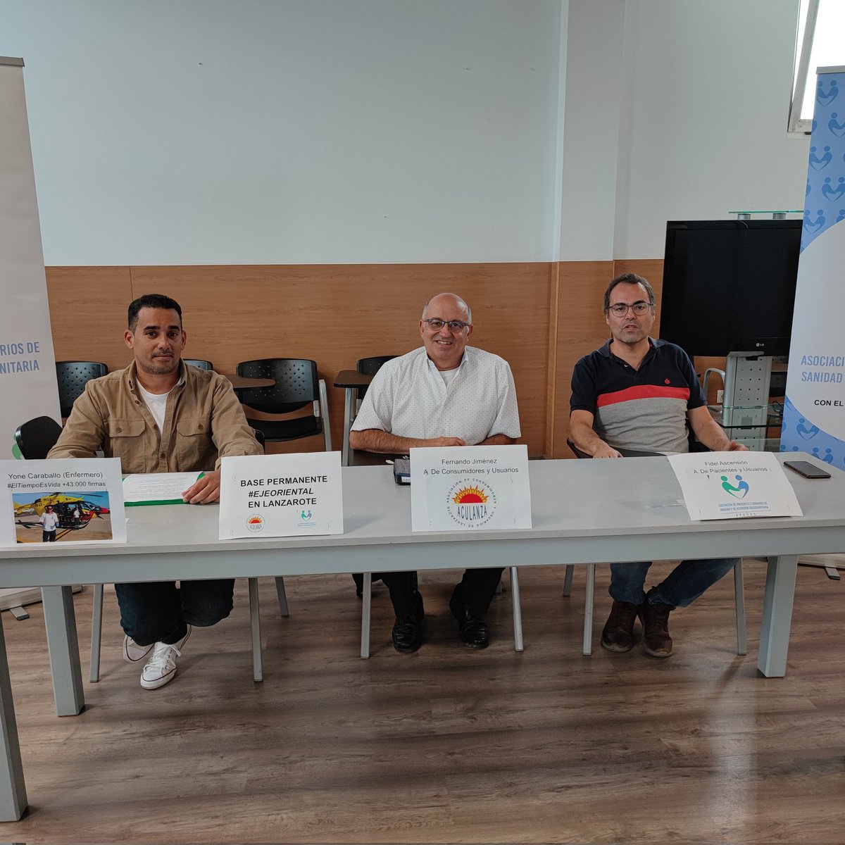 yonecaraballo's tweet photo. 🚁Acompañando a las asociaciones #ACULANZA y #APUSAS hoy como enfermero activista del #helicopteromedicalizado en rueda de prensa tras invitación, para reclamar #basepermanente del 🚁 en Lanzarote, porque #ElTiempoEsVida + de 43.000 firmas lo demandan a @SanidadGobCan https://t.co/tGxZODkkMs