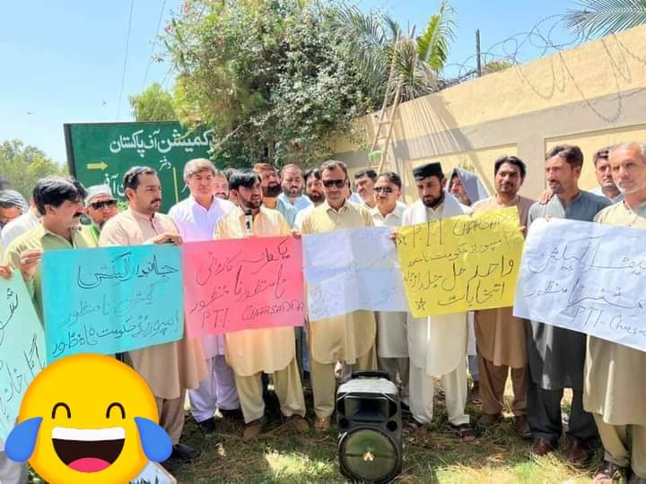 GigyaniNaveed's tweet photo. چارسدہ پاکستان تحریک انصاف کا عمران خان کے ہدایت پر الیکشن کمیشن کے سامنے تاریخی احتجاج😂

ہزاروں افراد الیکشن کمیشن کے خلاف اور عمران خان کے حق میں نکل آئے۔🙄
#TabdeeliExposed https://t.co/slQPq4lvcX