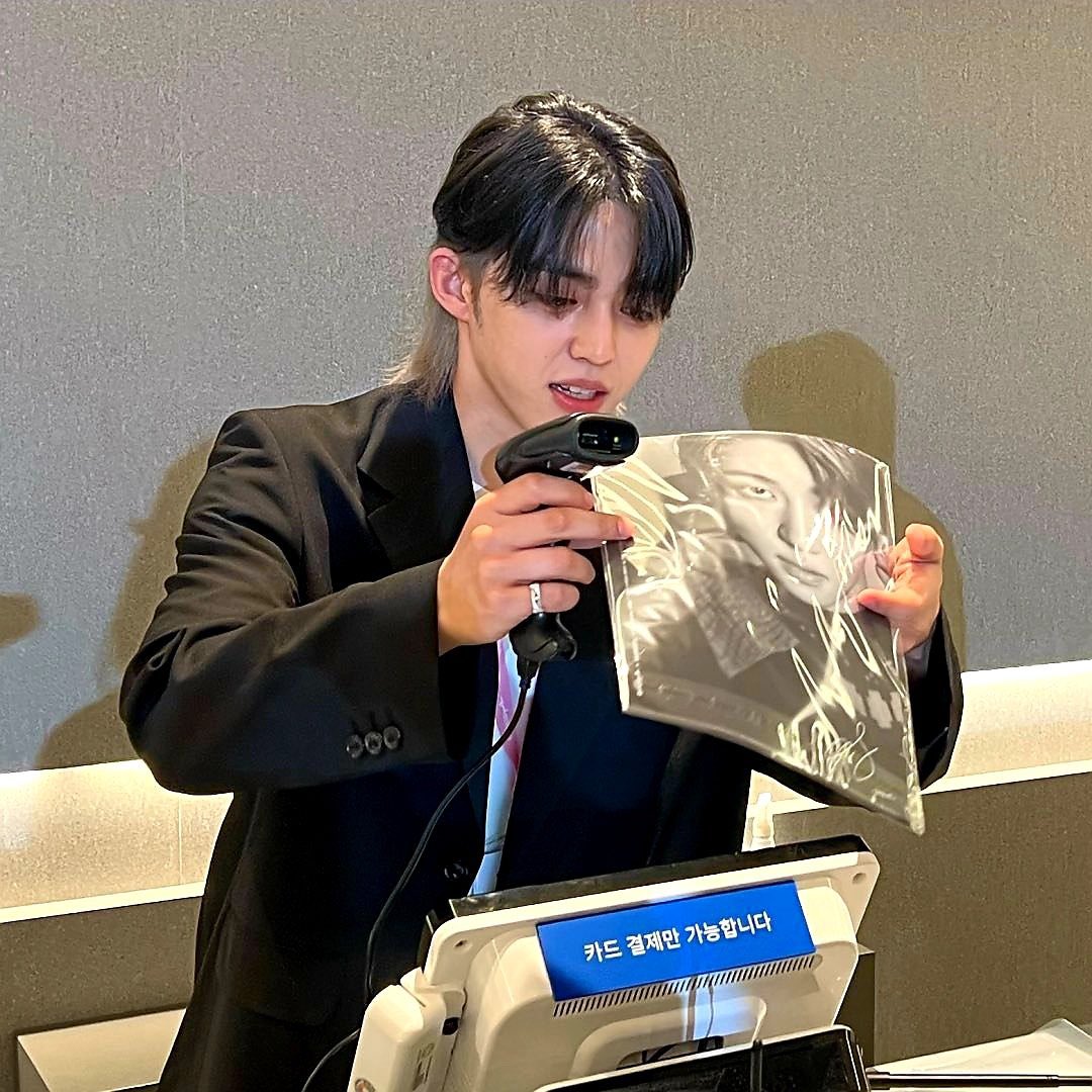 dawncheol's tweet image. dispatch korea’s instagram account changed their profile pic to this picture of seungcheol checking out d’festa merch at a cash register 😭